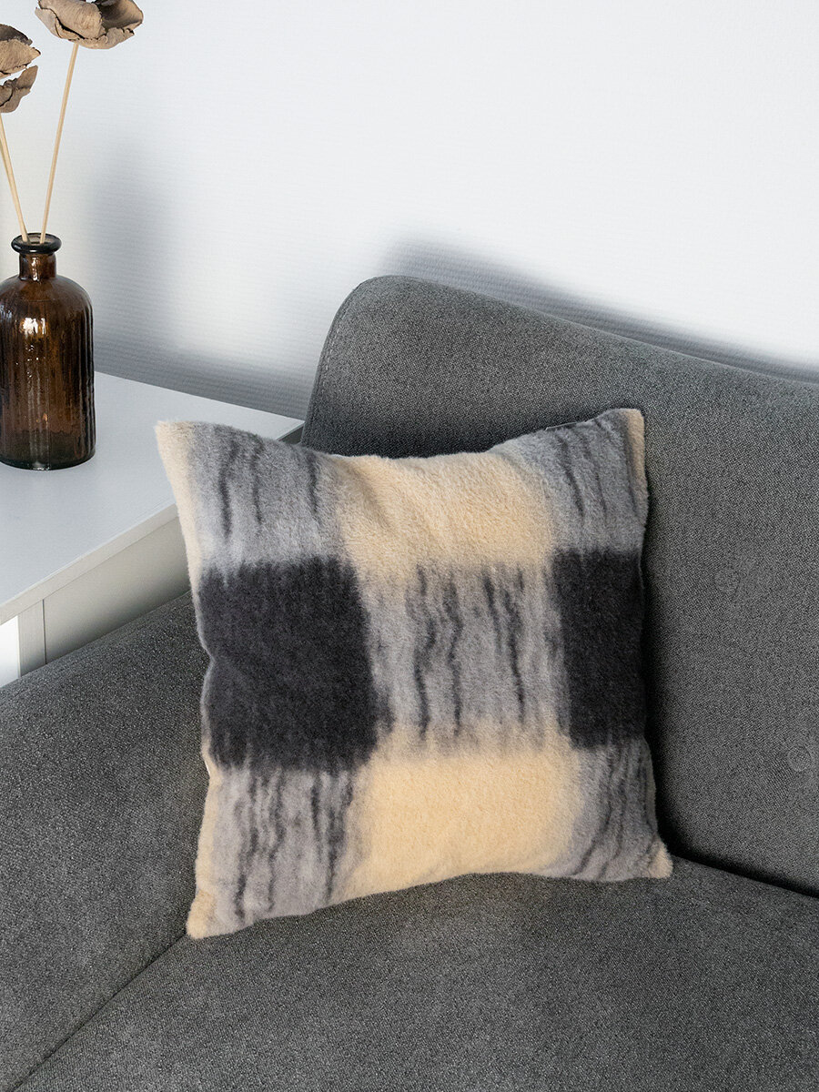 Наволочка декоративная интерьерная 45х45 см DeNASTIA, Клетка, 2 слоя, коричневый/бежевый, T040238