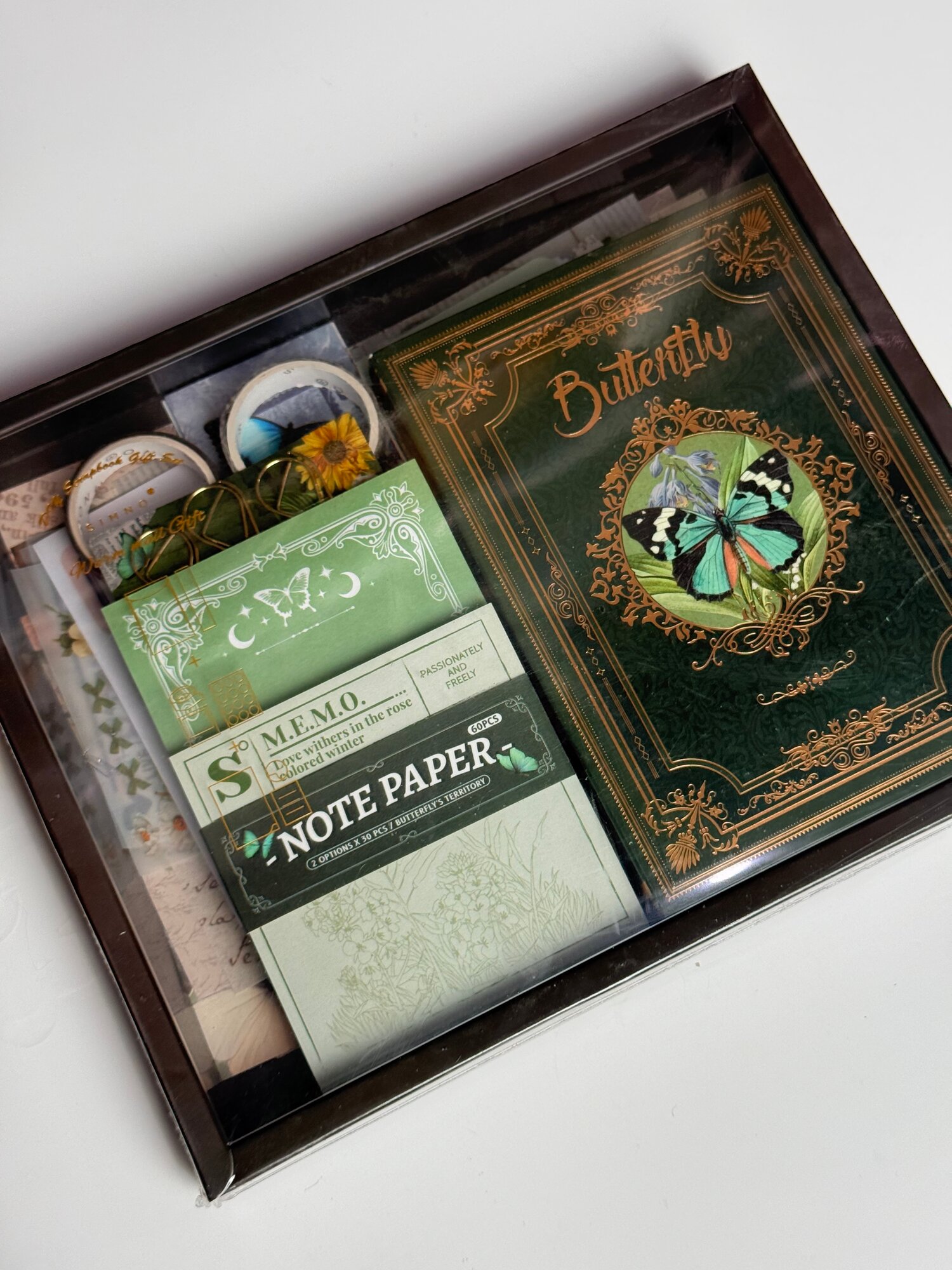 Ушбу блокнот, стикер ва лаклакали тплам китобхонлар ва талабалар учун жуда улай. айд ёзиш, белгилаш ва режалашда ёрдам беради, иш жараёнини янада самарали илади.