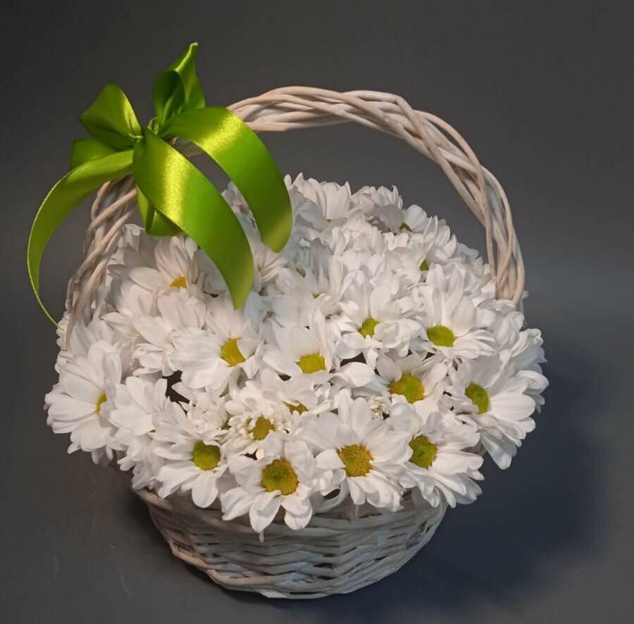 Композиция "Нежность ромашковая" в корзинке из ромашек белая
