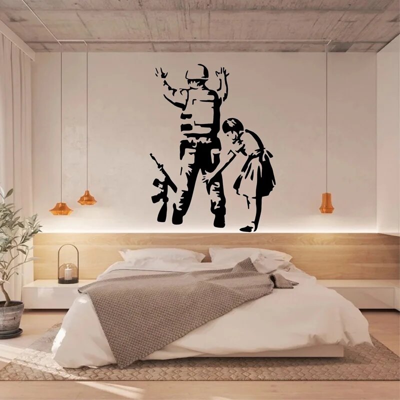 Настенные наклейки Banksy Маленькая девочка ищет солдата