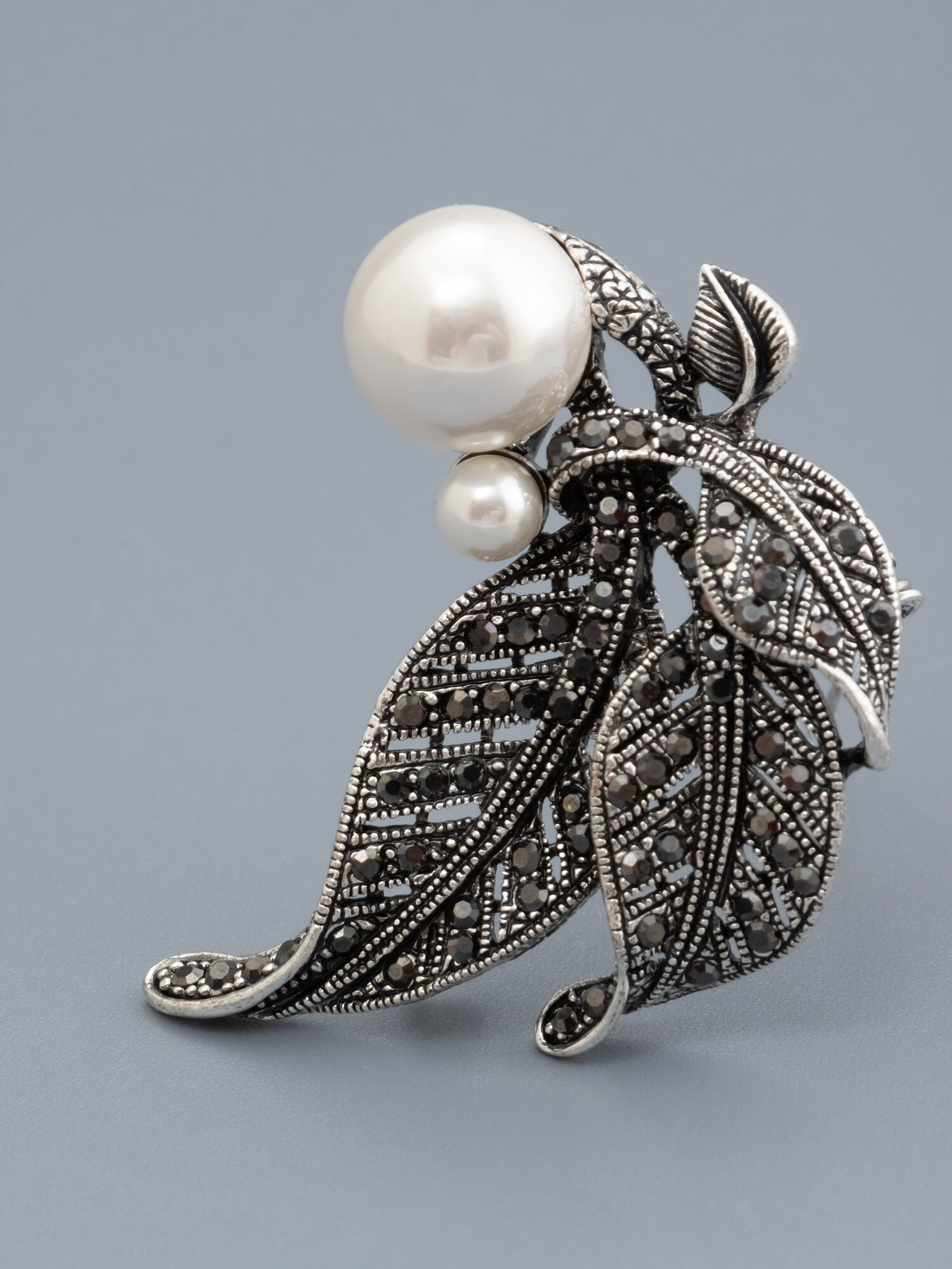 Брошь ЖемАрт, жемчуг имитация, кристалл, 1 шт., черный, белый, серый — фото 1