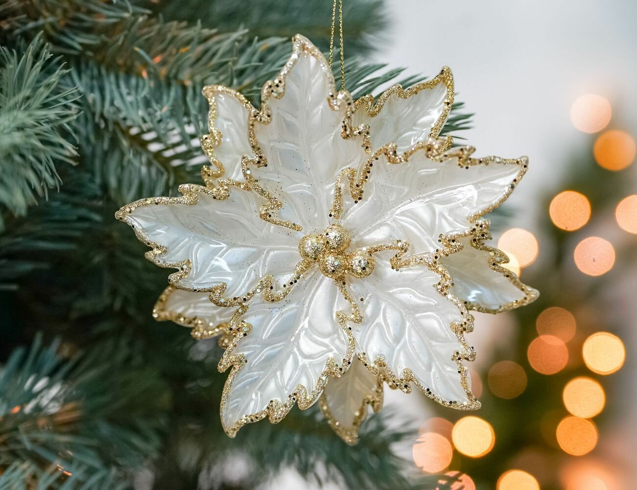 Ёлочное украшение пуансеттия акрил бело-перламутровая с золотом 13 см Forest Market 181341