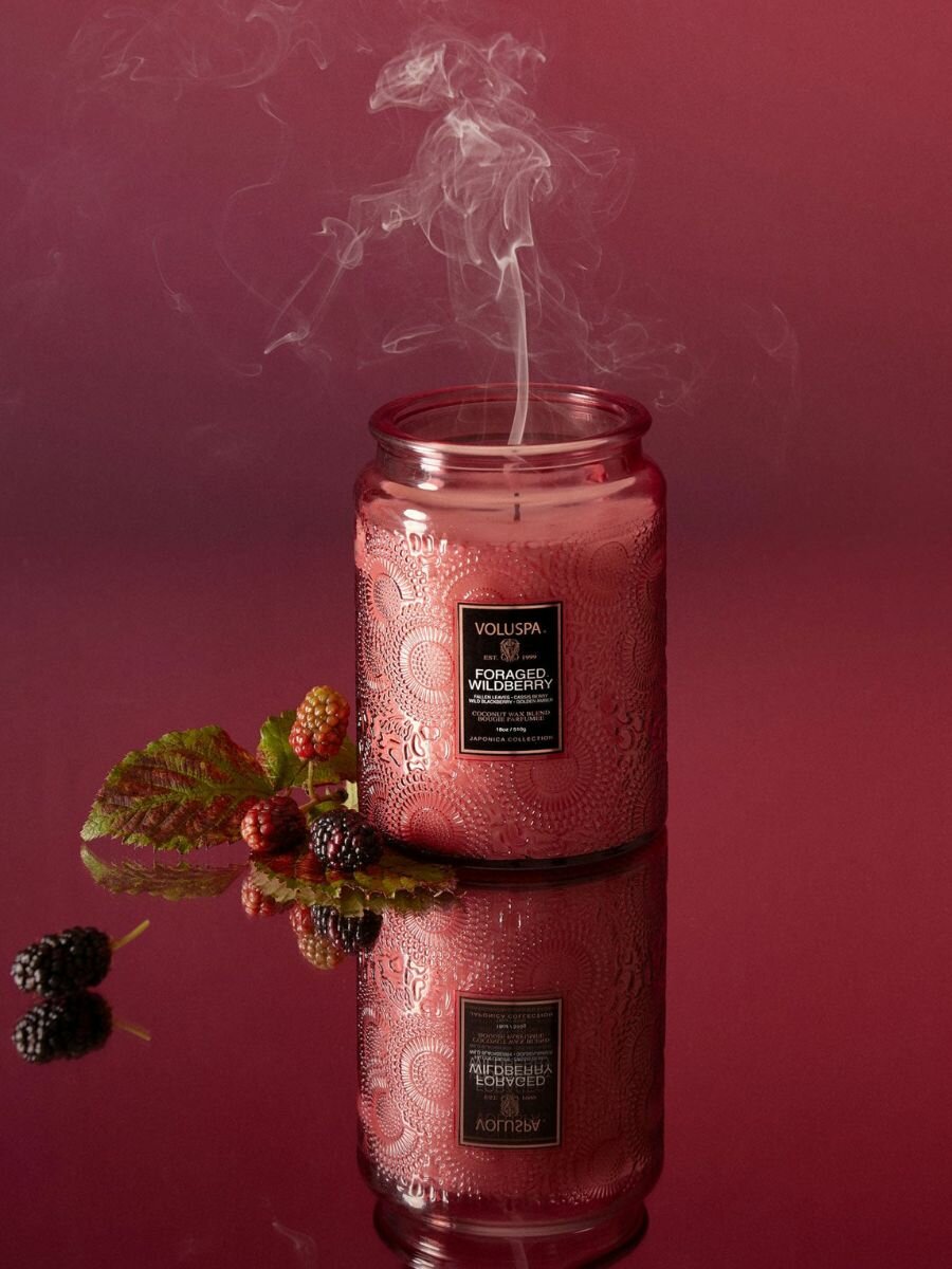 Ароматическая свеча VOLUSPA Дикие ягоды (Foraged Wildberry) 510 гр — фото 1