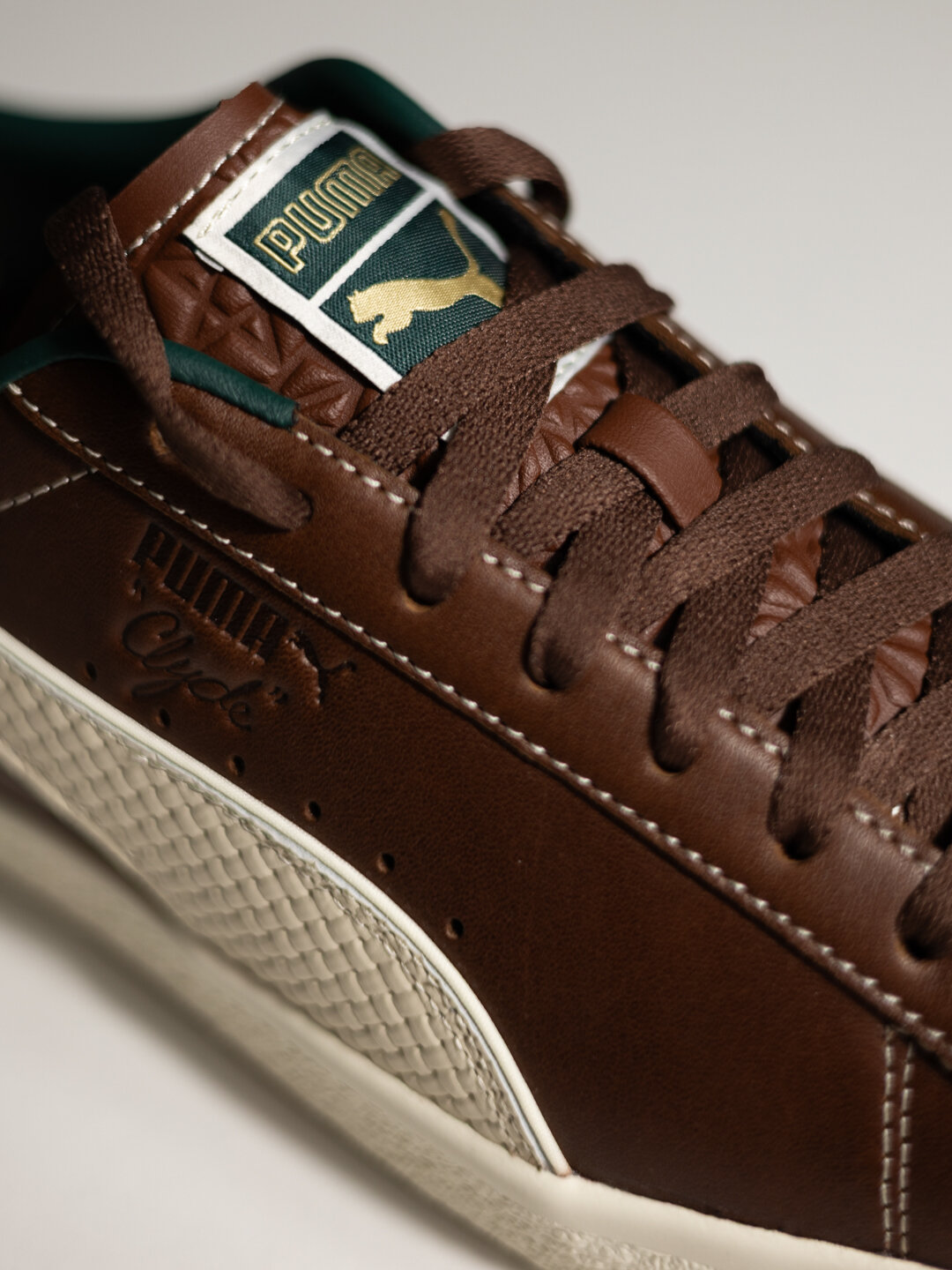 Кроссовки PUMA Clyde, полнота F, размер 43 EU, Brown / Trace Grey Metalic / Ftwr White — фото 1