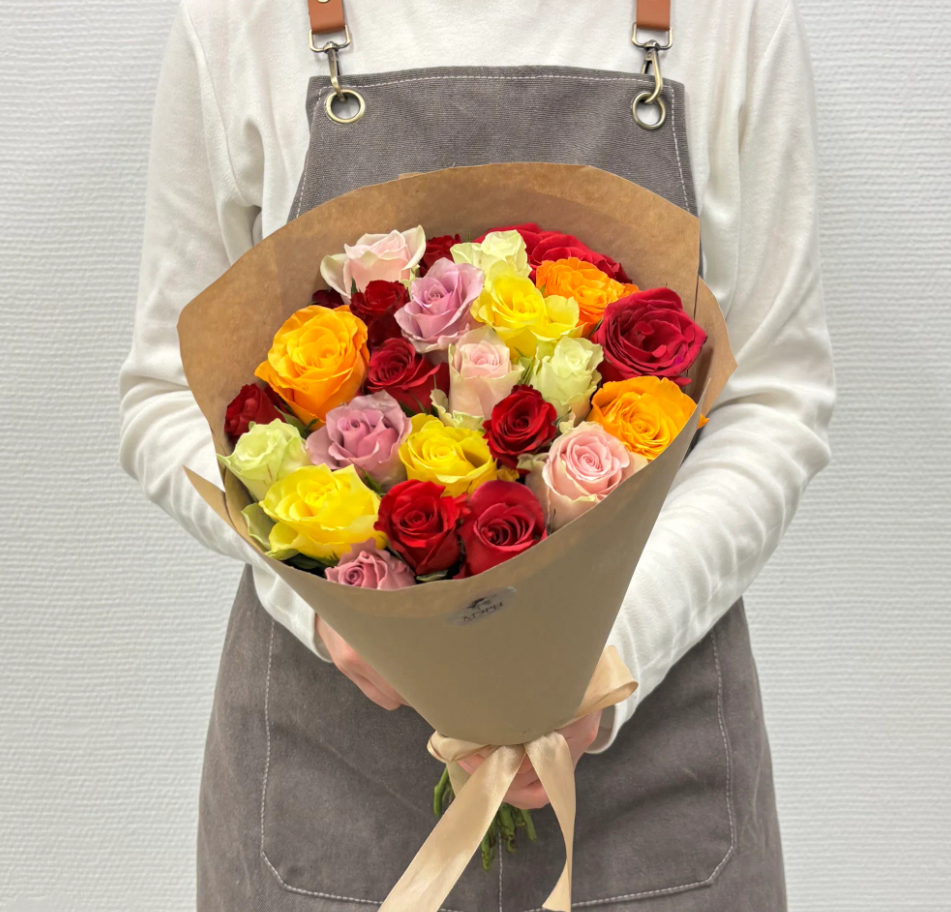 Букет цветов "Мэри" из 23 разноцветной кенийских роз, монобукет, высотаы 40 см в крафте