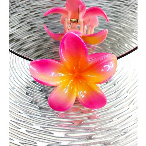 Розовый яркий краб для волос в виде цветка