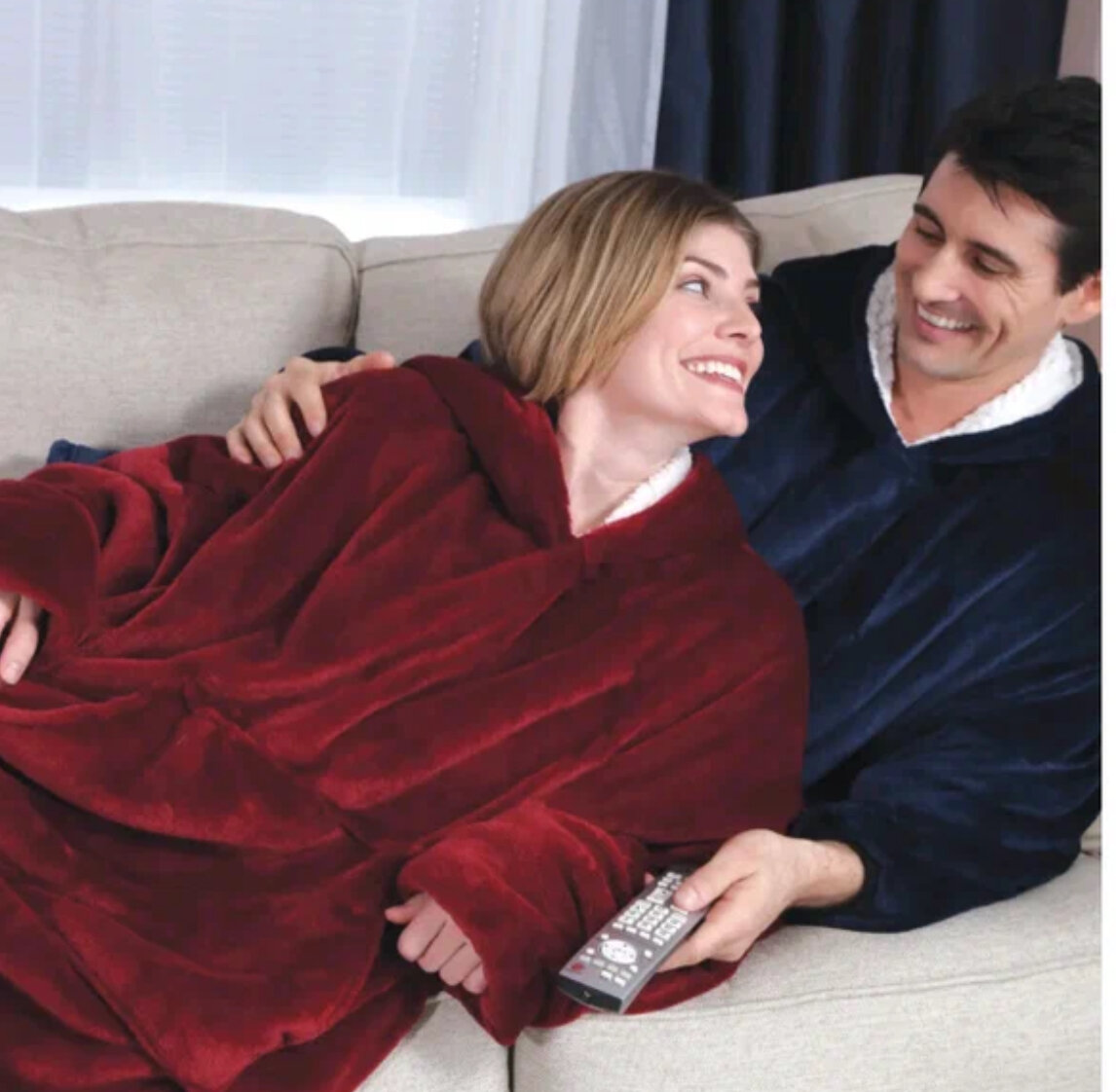 фото Huggle Hoodies - комплект пледов худи с капюшоном для мужчин и женщин ( красный и синий)