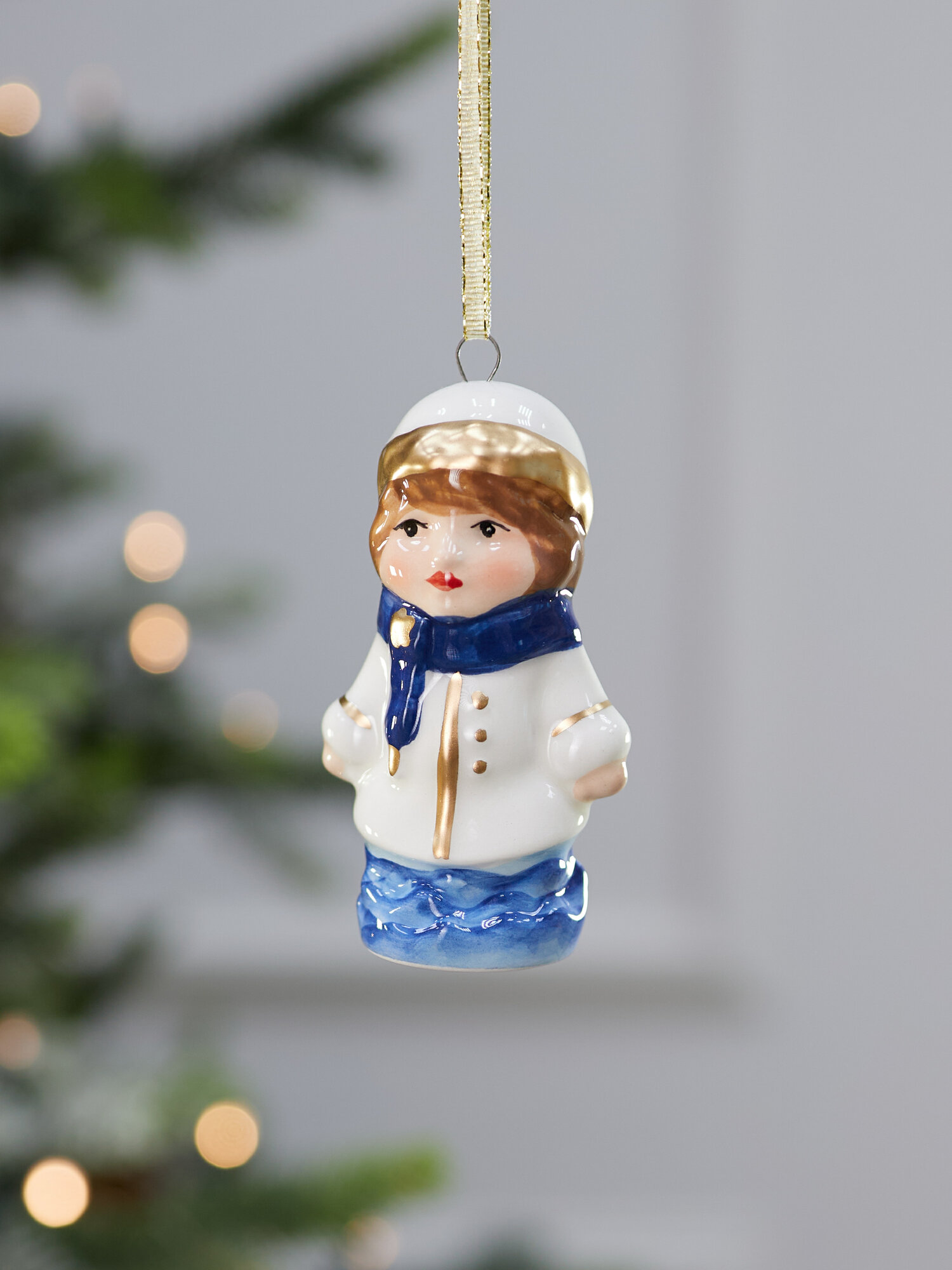 Елочная игрушка Лавка Чудес "Девочка в белой шапочке", фарфор, 9 см, в подарочной коробке — фото 1