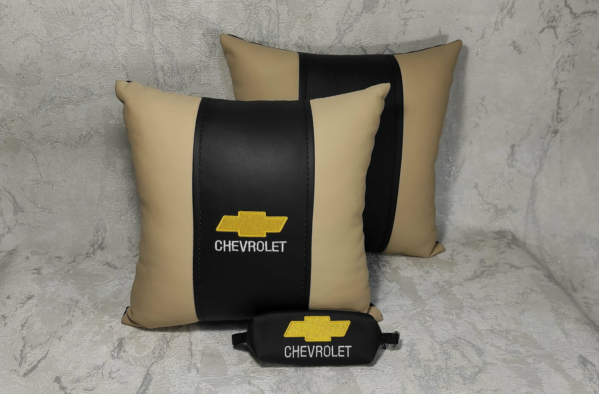 Подарочный набор: декоративная подушка в салон автомобиля из экокожи и ключница с логотипом CHEVROLET, комплект 3 предмета