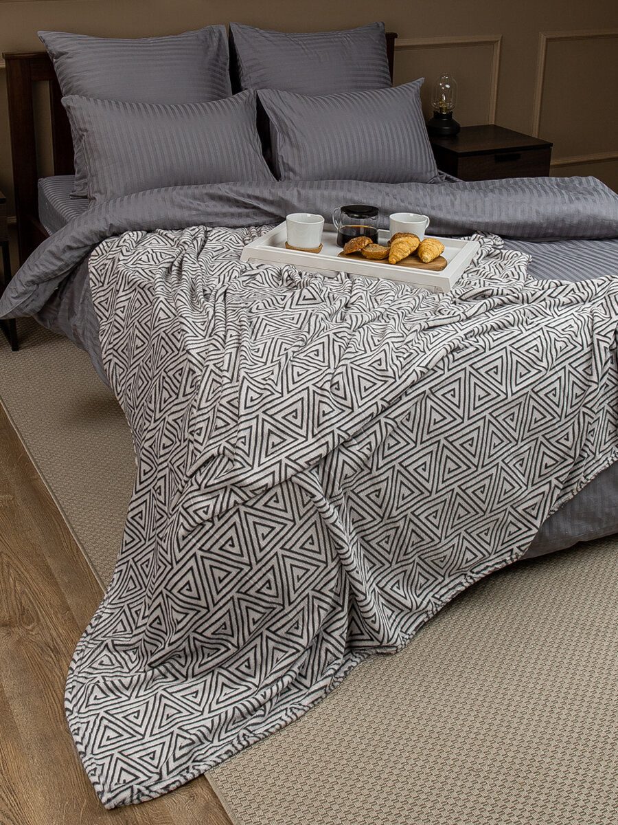 Плед TexRepublic Absolute 150х200 см, 1,5 спальный, велсофт, покрывало на диван, теплый, мягкий, серый с принтом греческие треугольники - фотография № 8