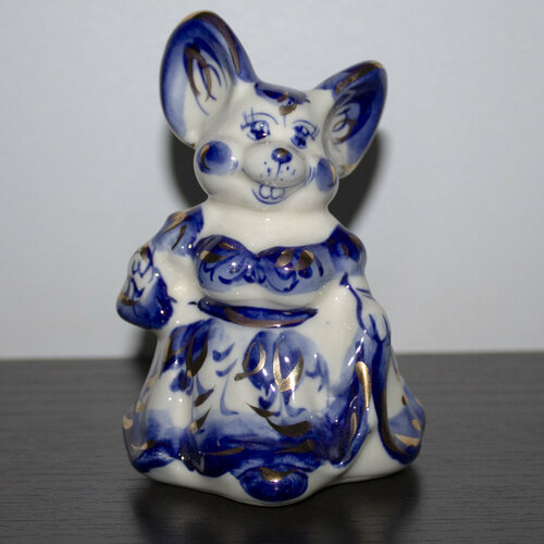 Фарфоровая статуэтка Мышь в платье. Гжель.