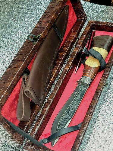 Изображение товара Нож туристический разделочный Охотник (Олень) в чехле ножнах и подарочный кожаный футляр , ручка нож. (Сталь65х13: модель 2)