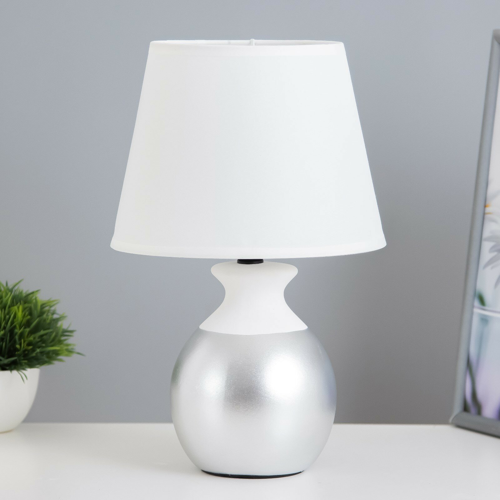 Настольная лампа "Даена" E14 40Вт бело-серебристый 20х20х31 см