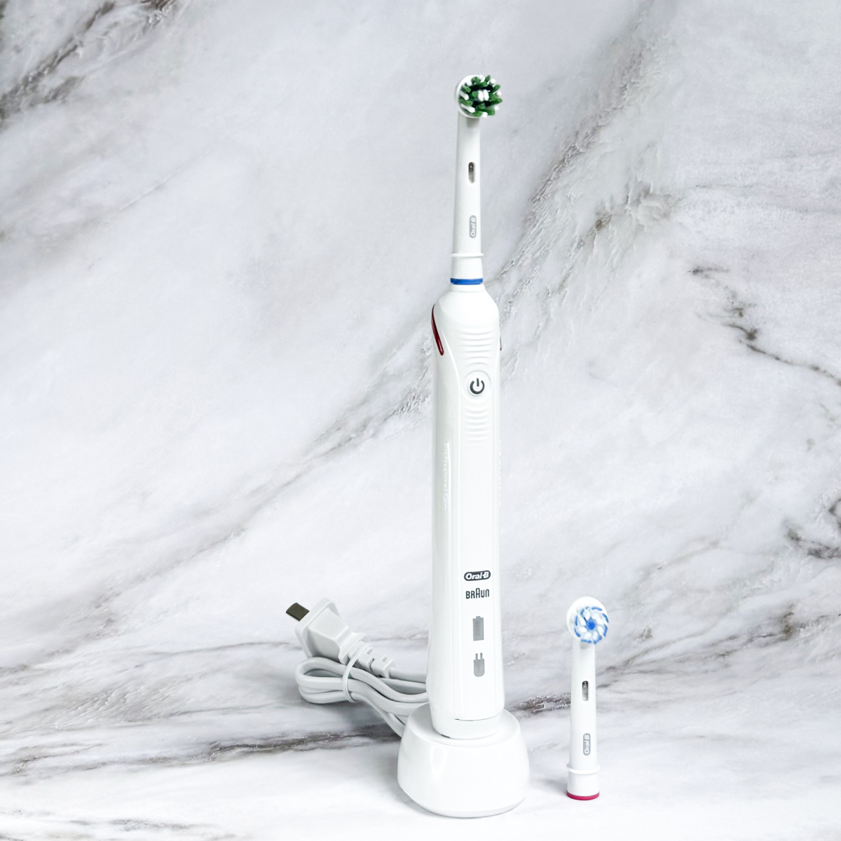 Ультразвуковая электрическая зубная щетка Oral B Pro 4000 3D Smartseries, белый