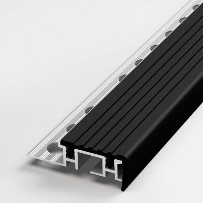 Изображение товара Угловая противоскользящая накладка на ступени Лука ПУ 10-1, 35х12,5 мм, длина 2,5 м, алюминиевая, со вставкой из ПВХ, черная 470