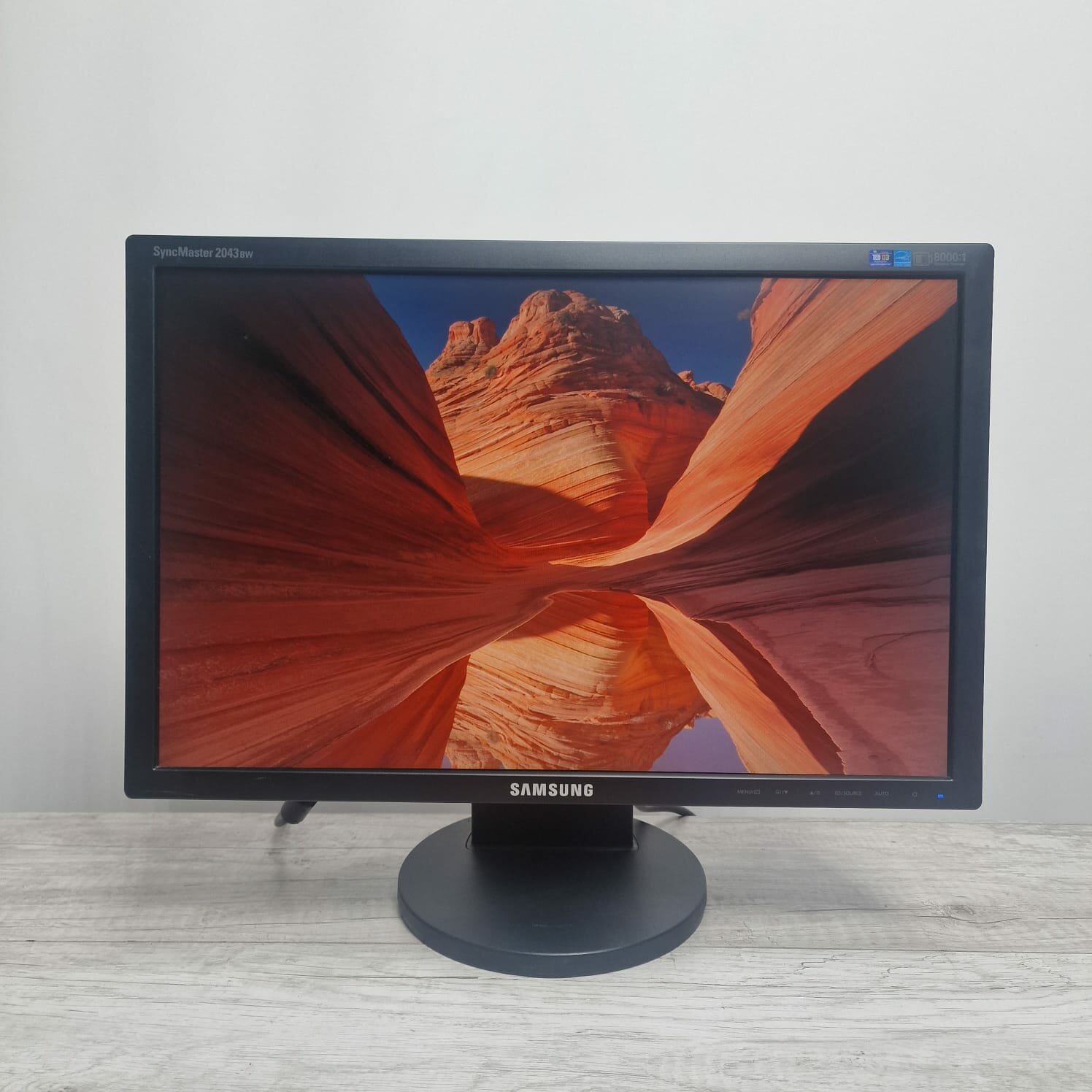 20" Монитор Samsung SyncMaster 2043BW, 1680x1050, 75 Гц, TN