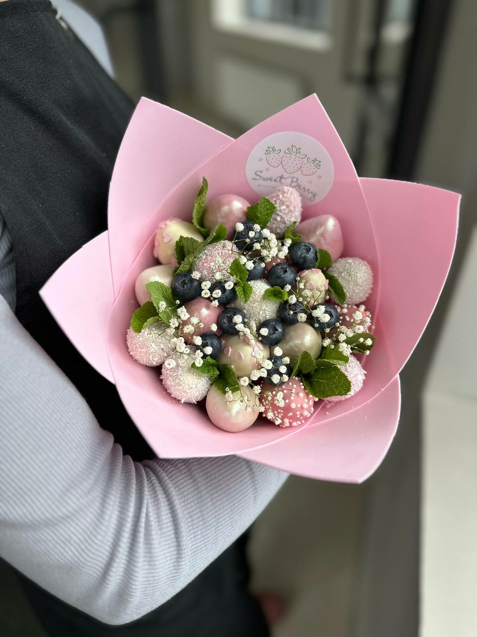 Букет украшенный белой гипсофилой и листочками мяты - "Соблазн" от Sweet Berry — фото 1