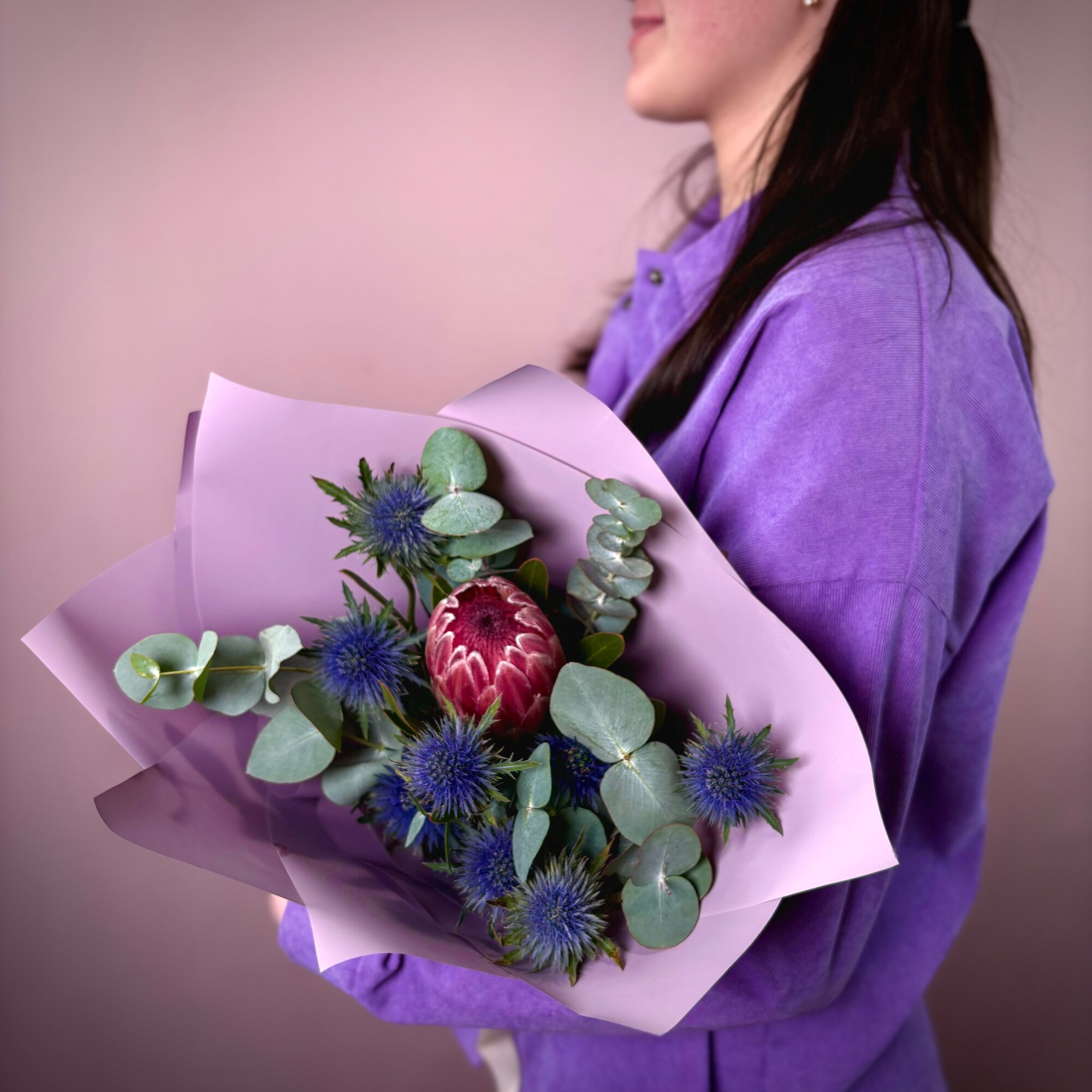 Букет живых цветов с африканской розой и эрингиумом. Scandi Flora 169 — фото 1