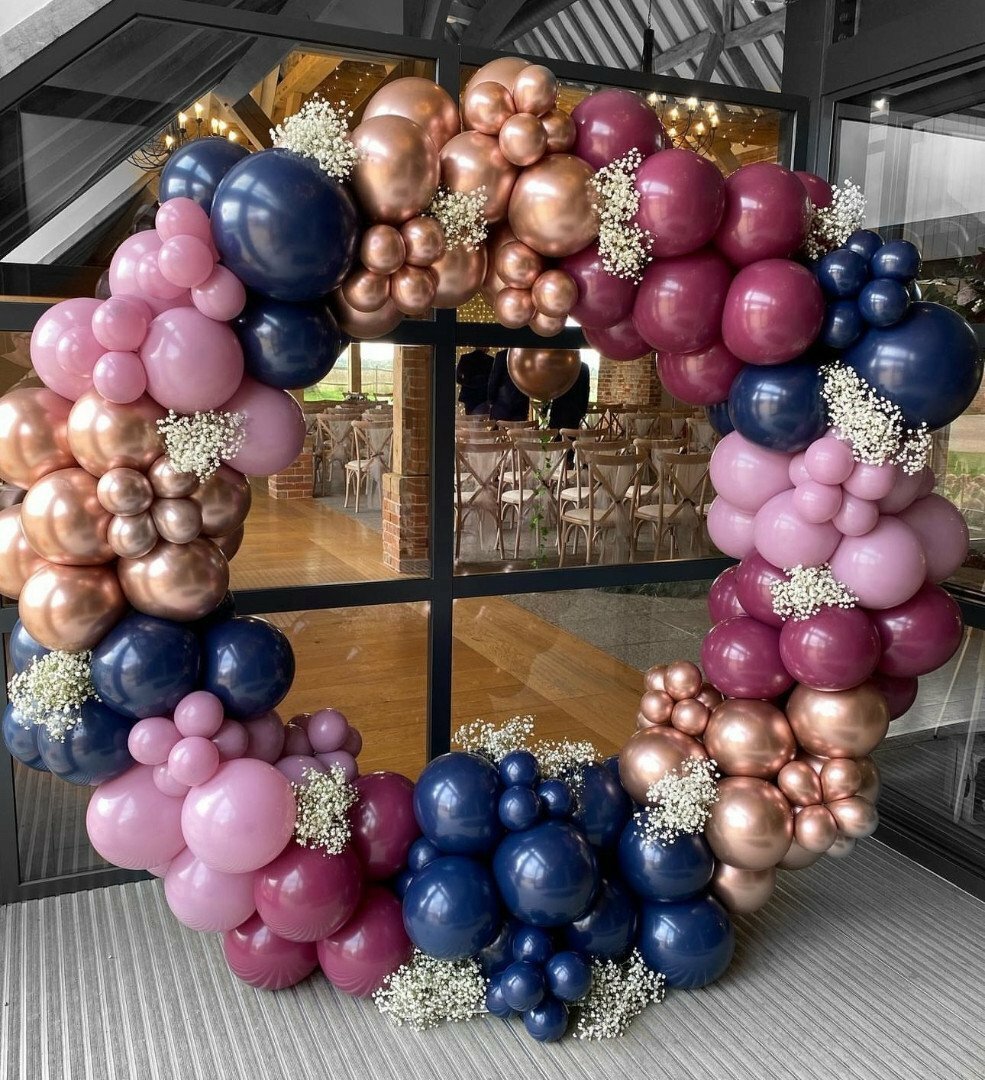 Круглая гирлянда из латексных шаров с цветами гипсофилы