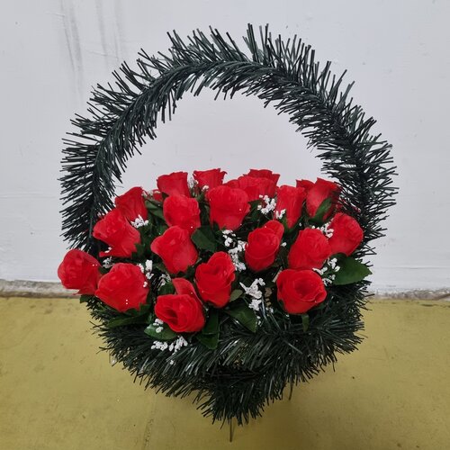Искусственные цветы Корзина красных роз на кладбище