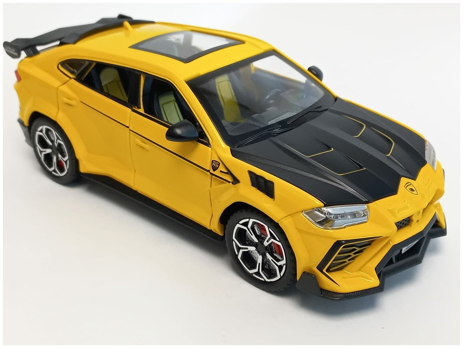 Машинка с дымом Lamborghini Urus 1:24 металлическая, со светом и звуком