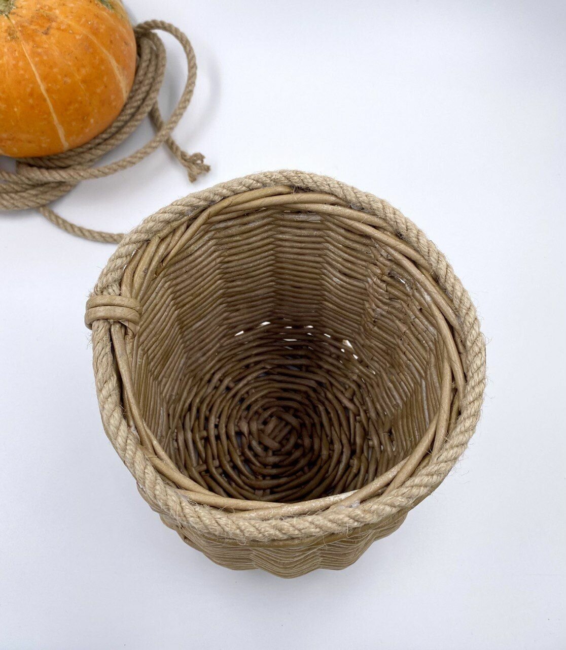 Корзинка плетеная кашпо из бумажной лозы для хранения, декора - фотография № 6