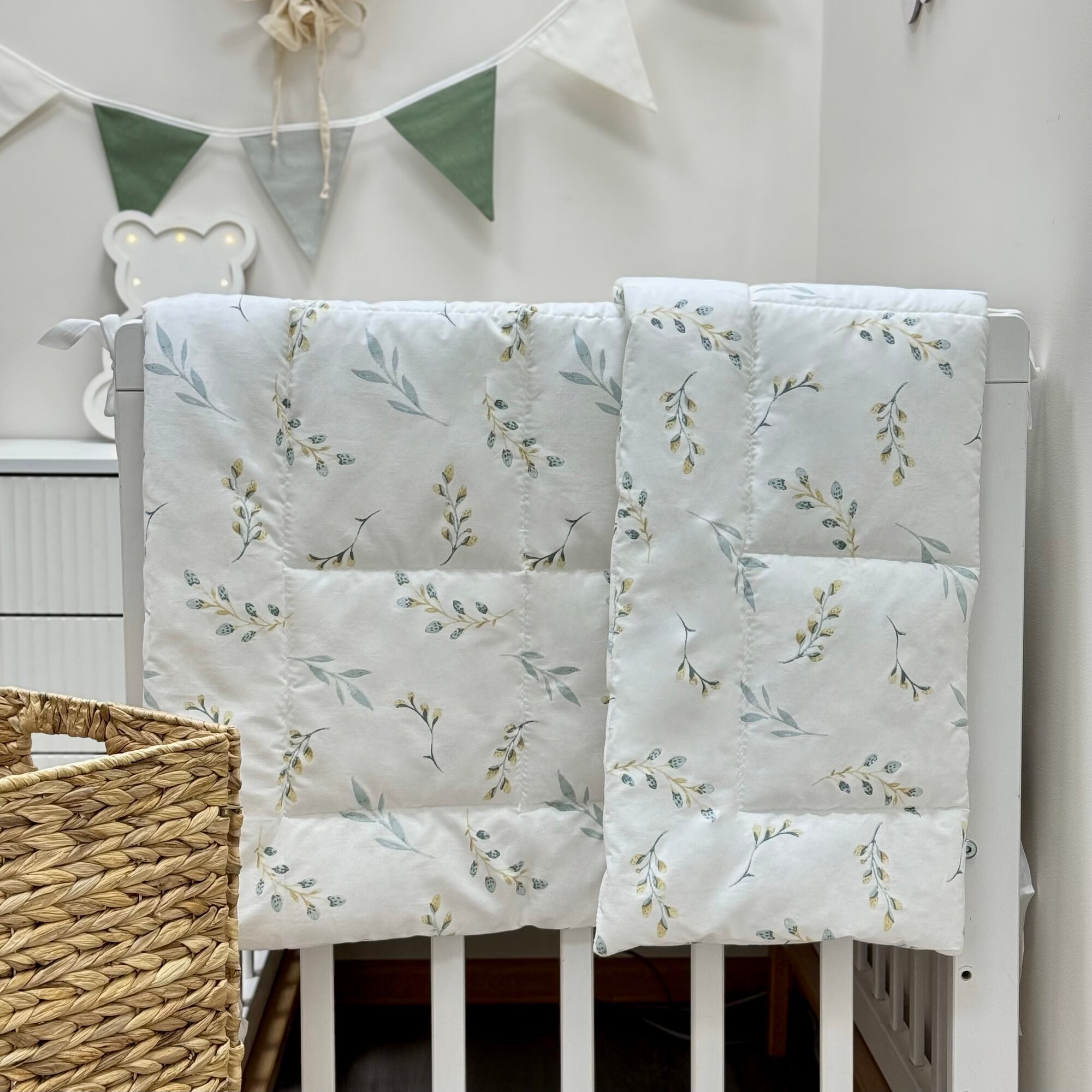 Одеяло стеганое в кроватку для новорожденного MamiBro, размер 90х110 см, 100% хлопок, верба мята