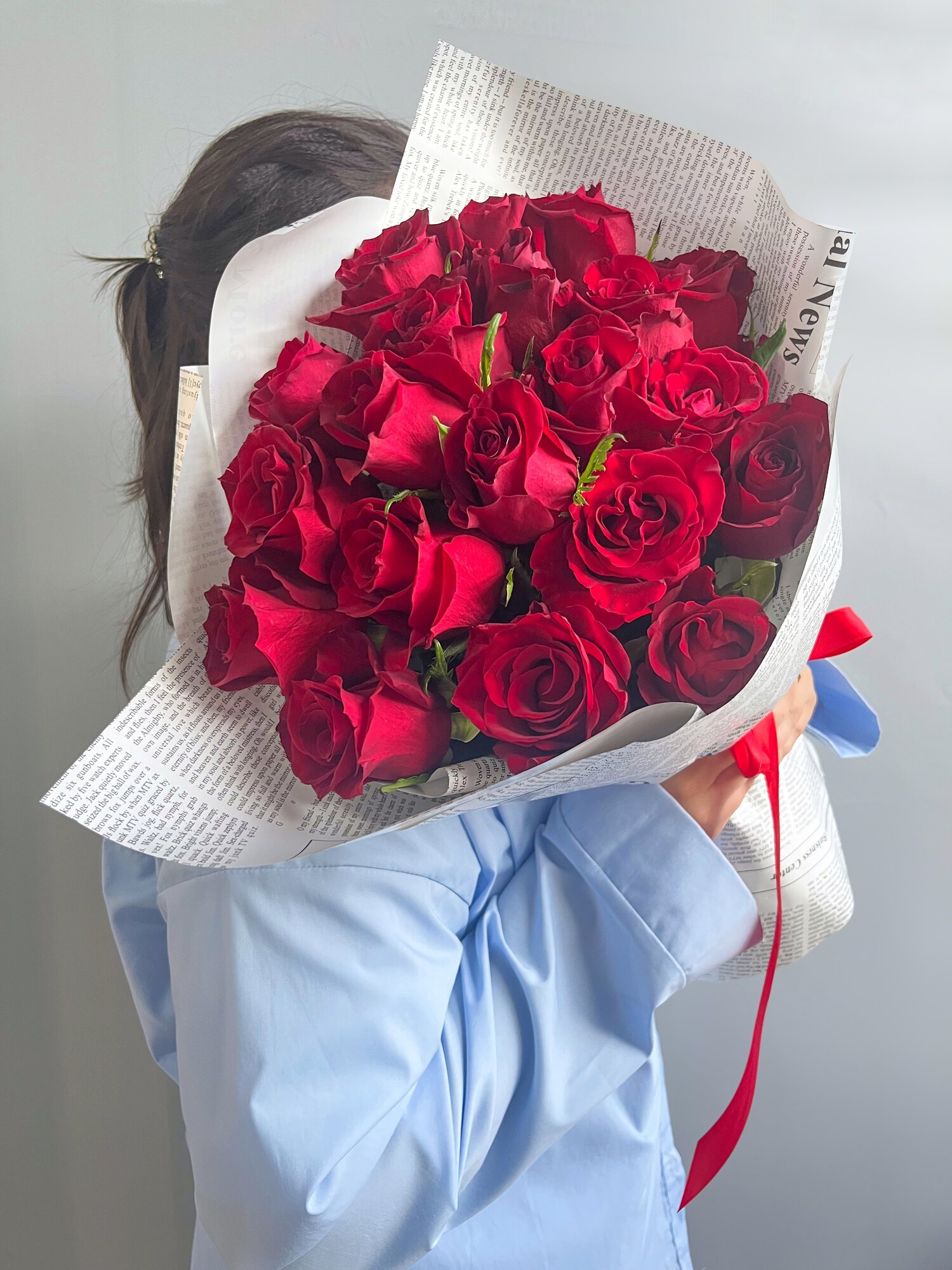 Монобукет "Красный", 21 роза, 40 см, в дизайнерской упаковке — фото 1