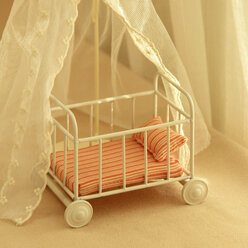 Тележка с металлической колыбелькой 1:12, миниатюрная мебель, детские украшения, которые подходят для BJD OB11