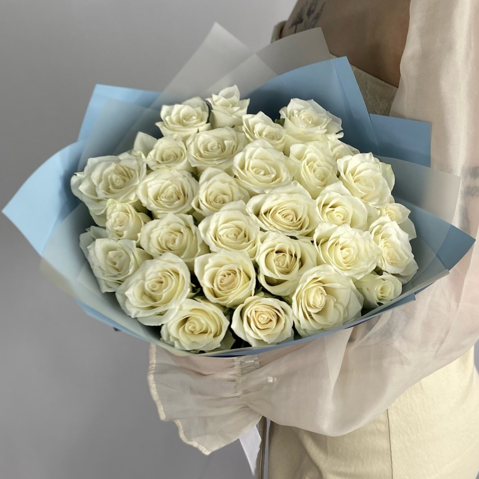 "Тонкий лед" монобукет из 29 белоснежных роз в голубой упаковке