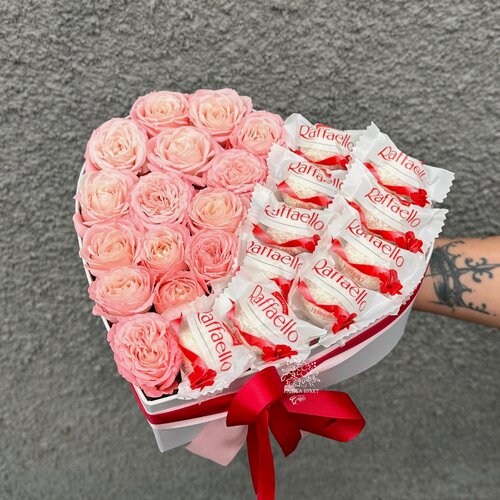 Изображение товара Композиция сердце из кустовых роз и Raffaello / Радуга Букет