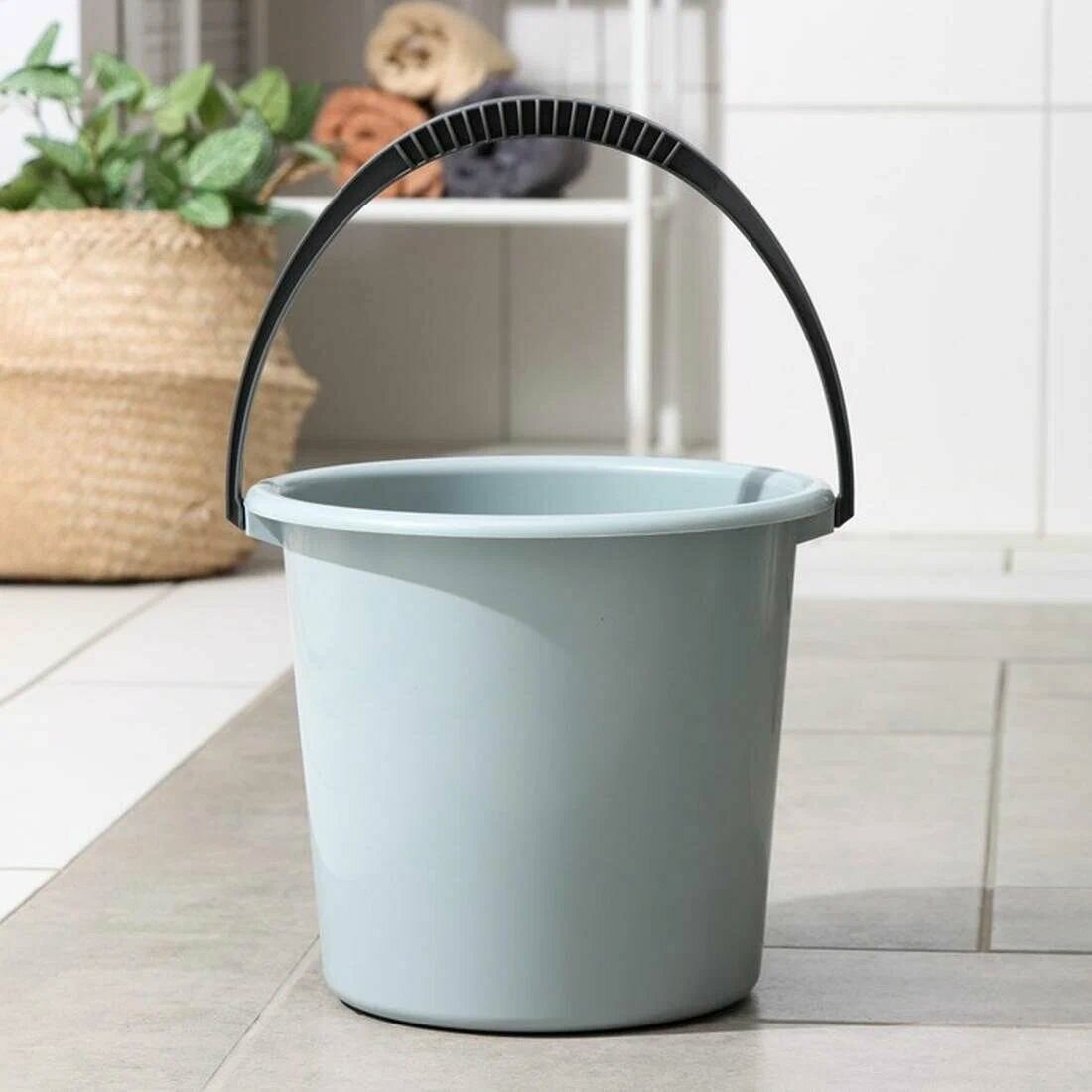 Ведро Альтернатива черное матовое голубое эластичное 7 л
