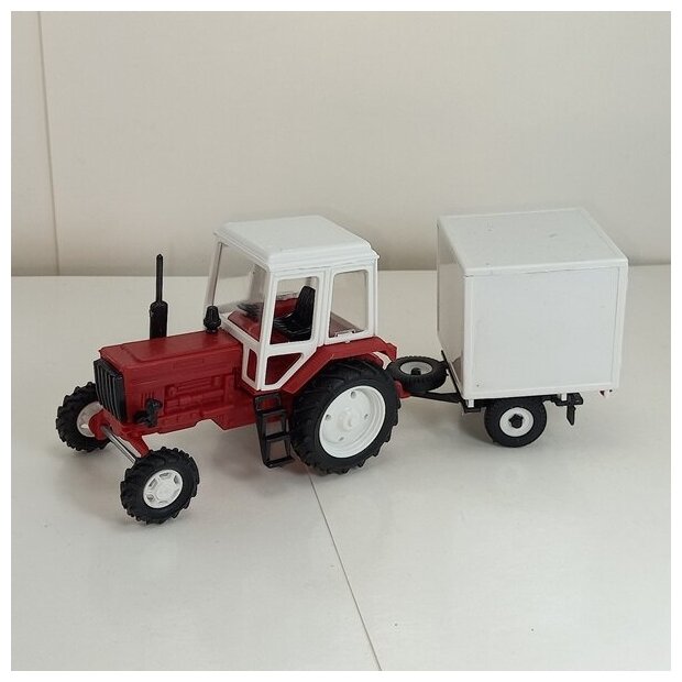 Масштабная модель "МОМ" Трактор МТЗ-82 с прицепом белая будка (пластик) красный/белый, 1:43