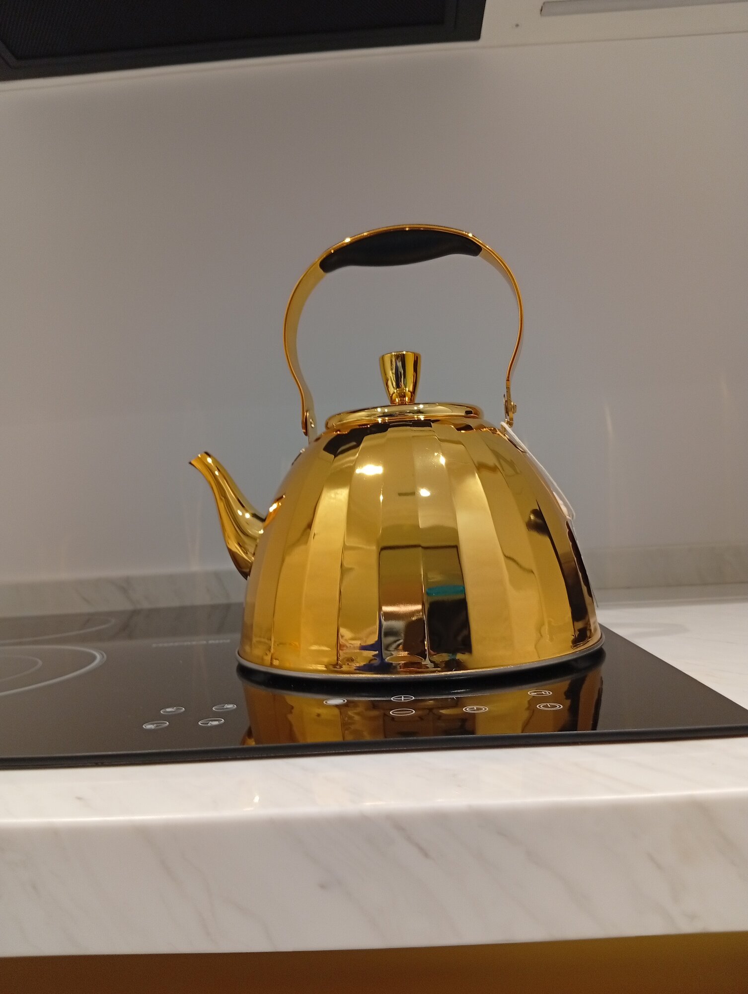 Чайник, золотой, со свистком, золотое покрытие, черная ручка