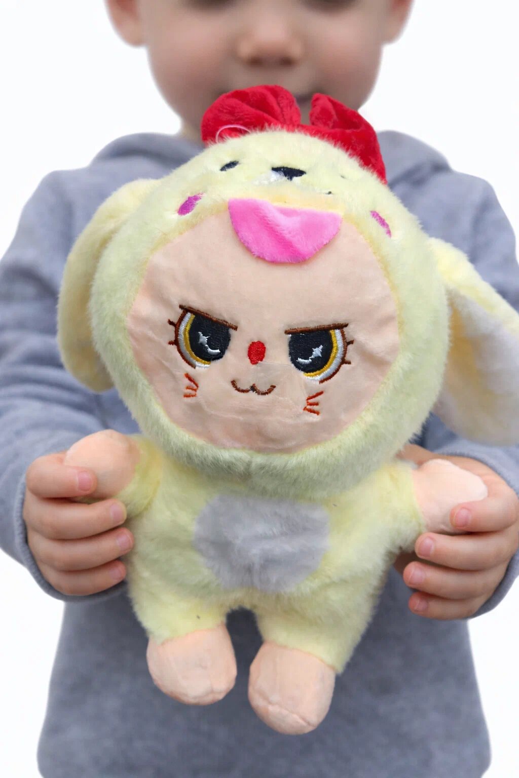 Милый плюшевый игрушка, изготовленная из мягкого и нежного материала.