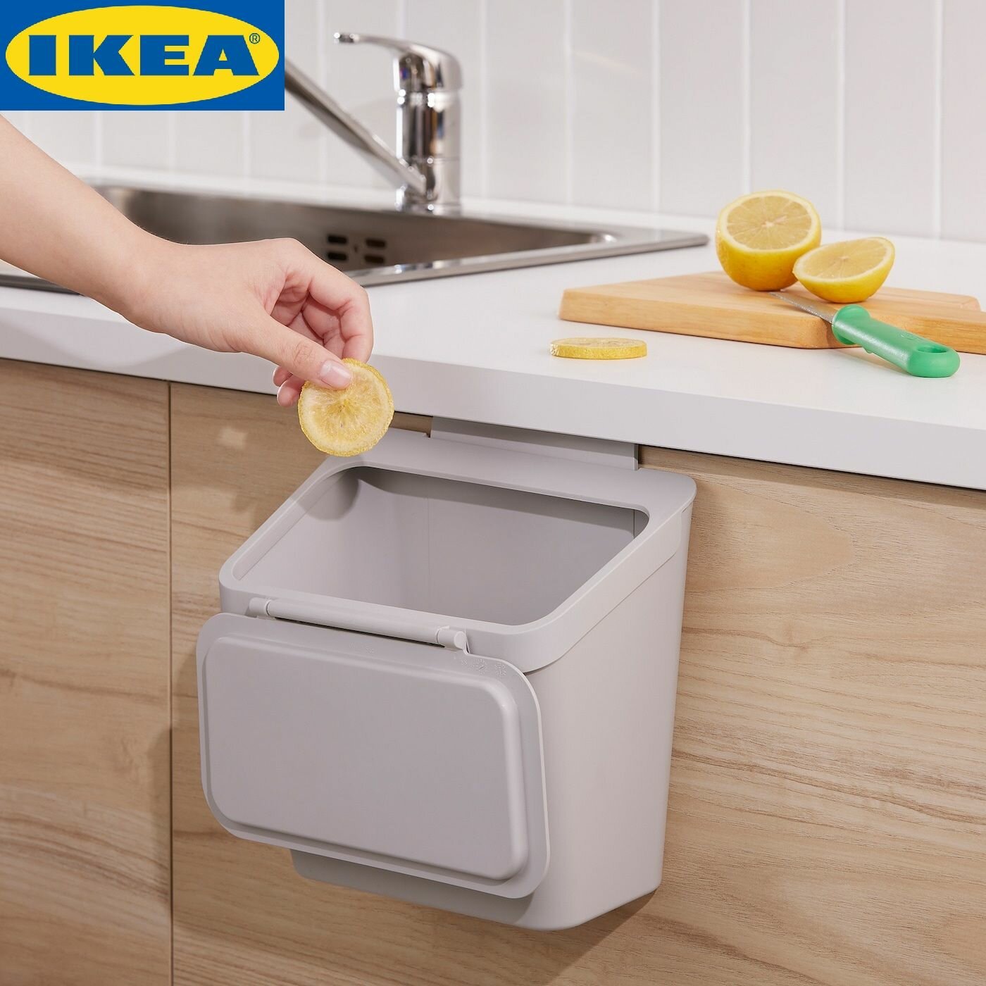 Мусорный контейнер на дверцу или шкаф, под раковину IKEA SKOLAST икеа сколаст, светло-серый, с откидывающейся крышкой