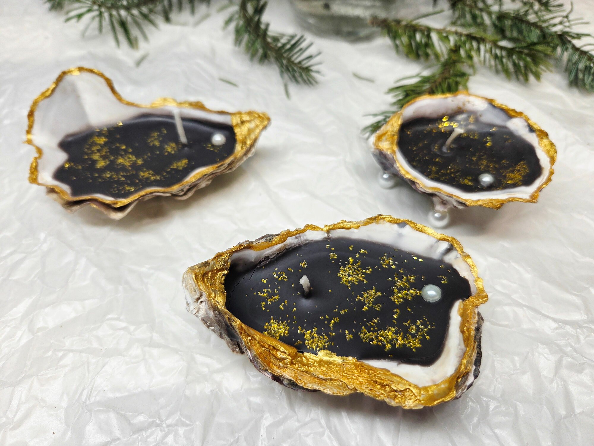 Свеча "Устрица чёрная", пчелиный воск, ручная работа, в подсвечнике — фото 1