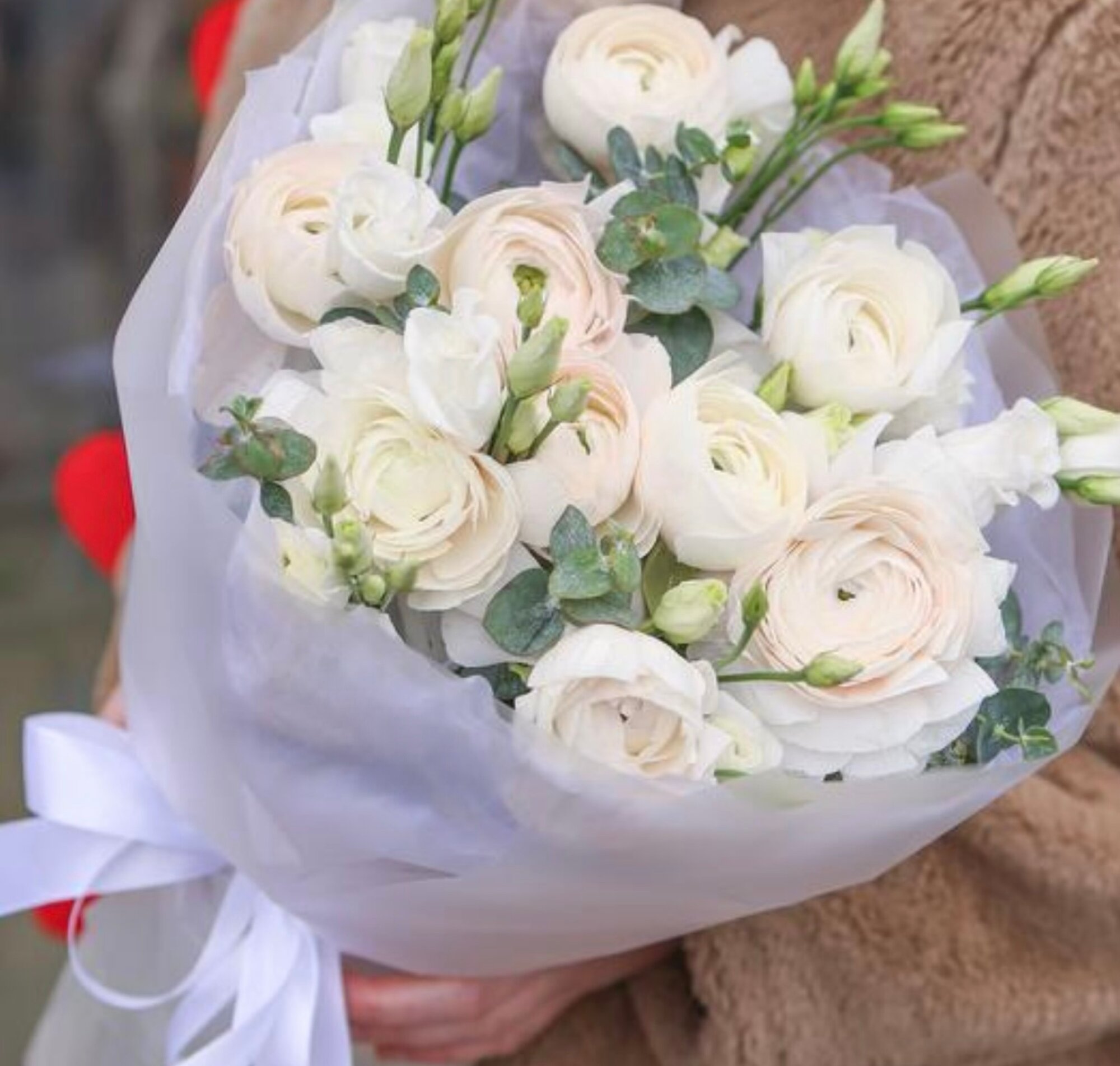 Букет из модных бежевых ранункулюсов белой эустомы и ароматного эвкалипта