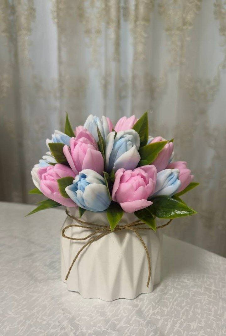 Ароматный букет разноцветных тюльпанов из мыла в кашпо, средний размер