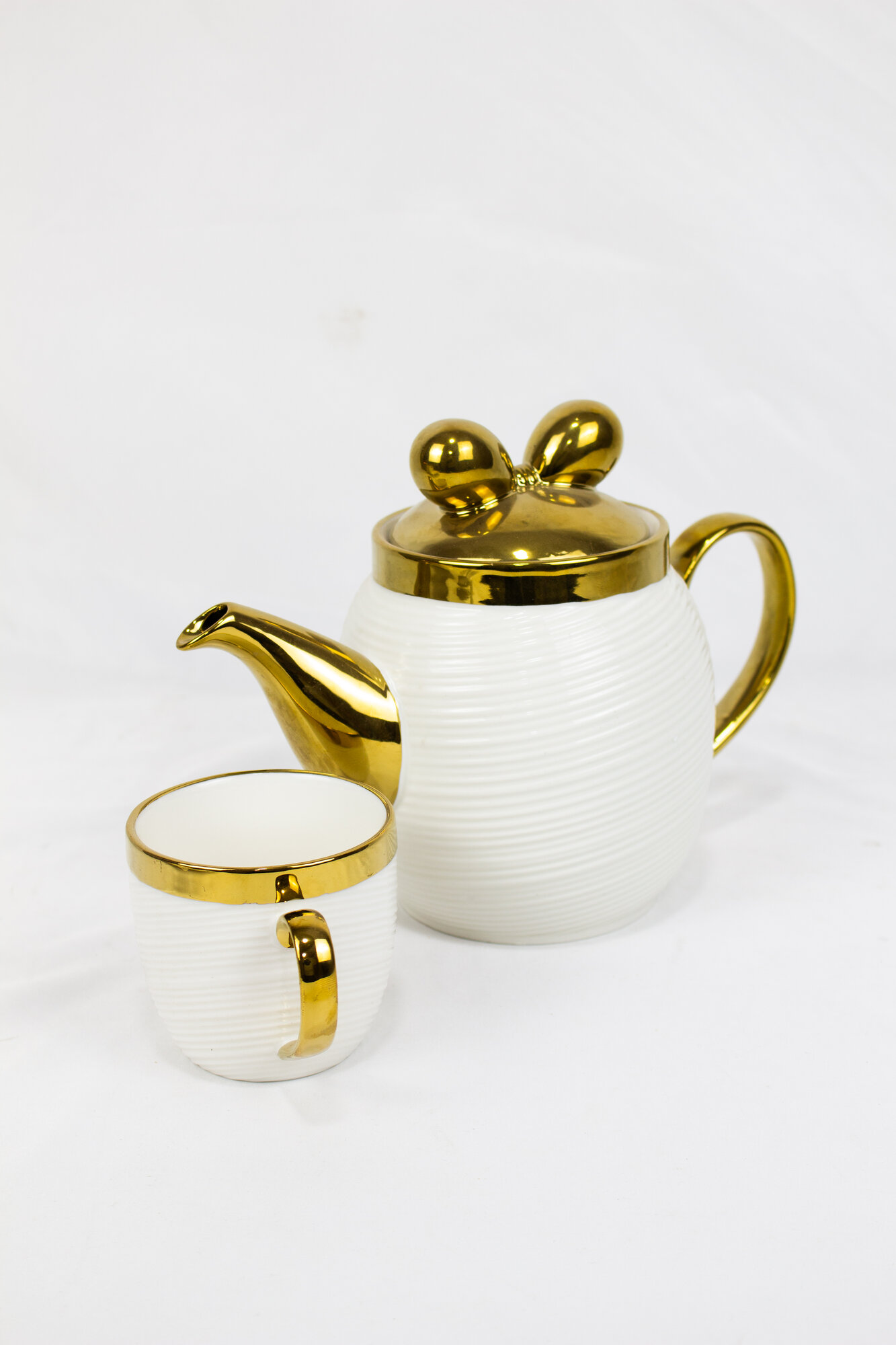 Набор чайника с чашками, в наборе 6 чашек керамический белого цвета — фото 1