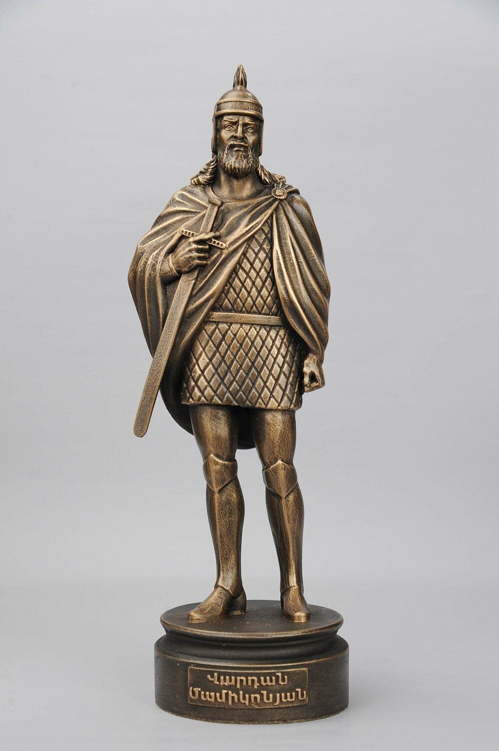 Интерьерная статуэтка Вардан Мамиконян, высота 19см, литьевой мрамор, цвет патина бронза — фото 1