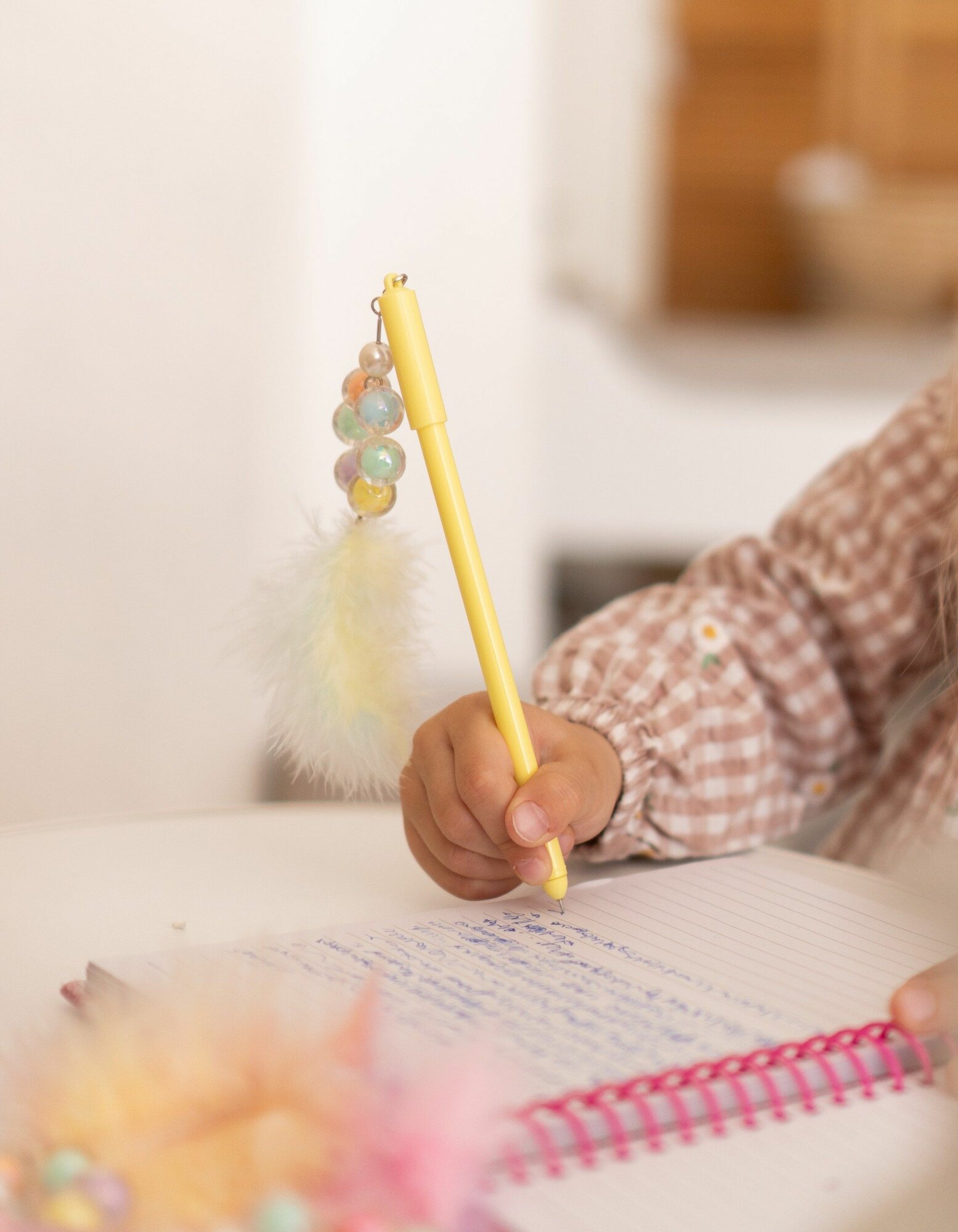 Ручка с перьями и бусинами