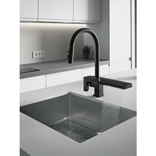 Смеситель для кухни с системой водопад с выдвижным изливом черный 26700₽