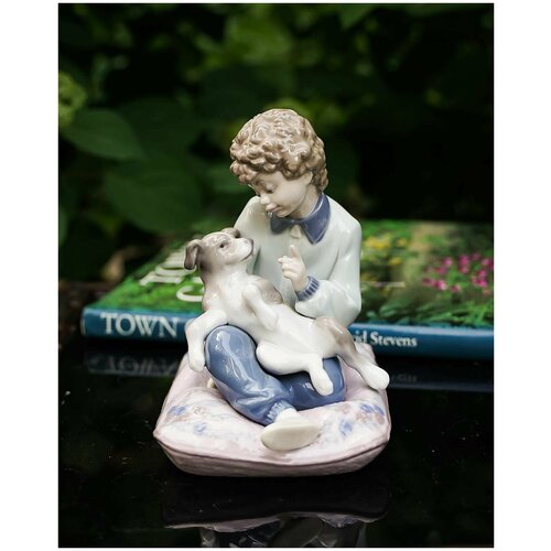 LLADRO статуэтка мальчик с щенком BEHAVE, Испания