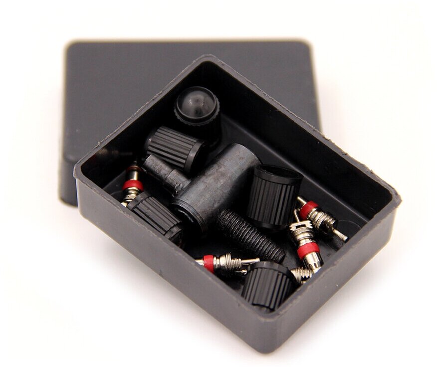Набор для шин (ниппель-золотник колпачок металлический ключ) в пенале цвет черный