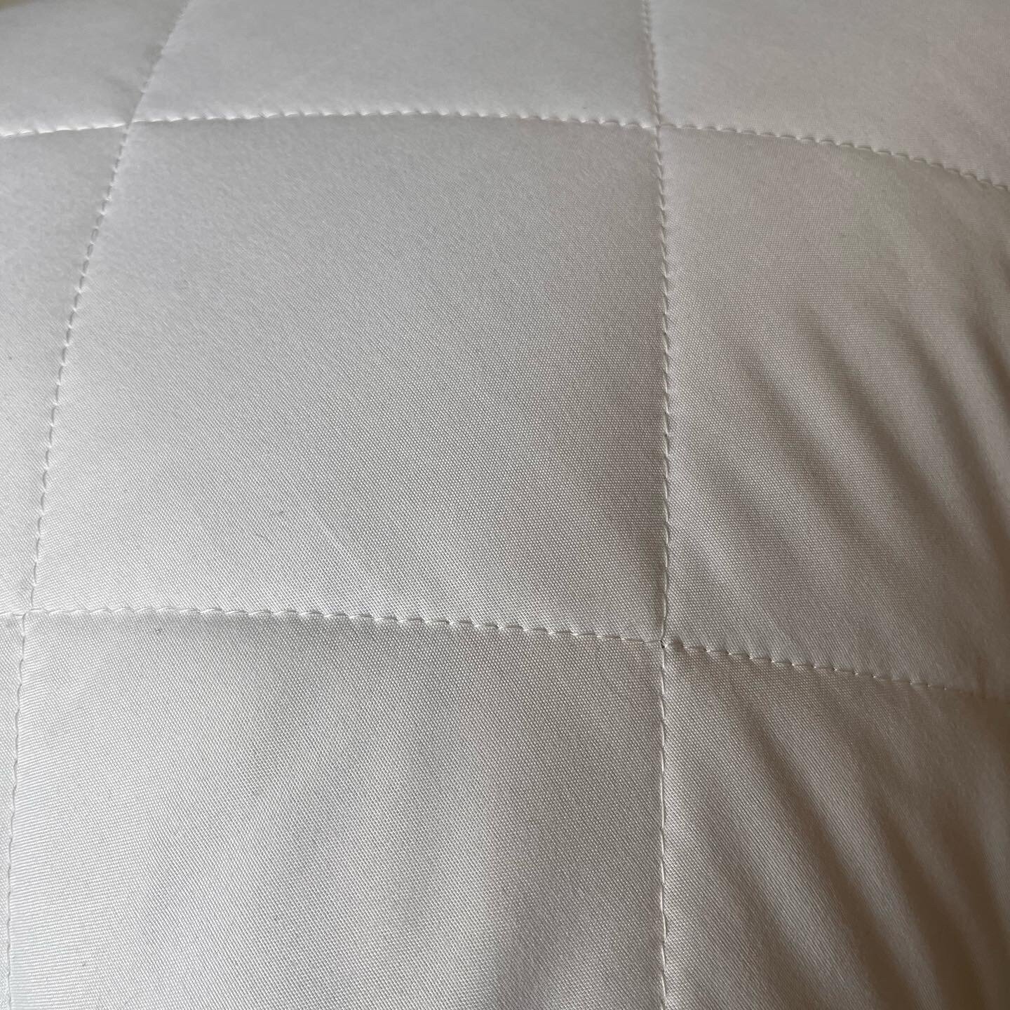 Подушка стеганая белая 50x70 для сна - фотография № 4