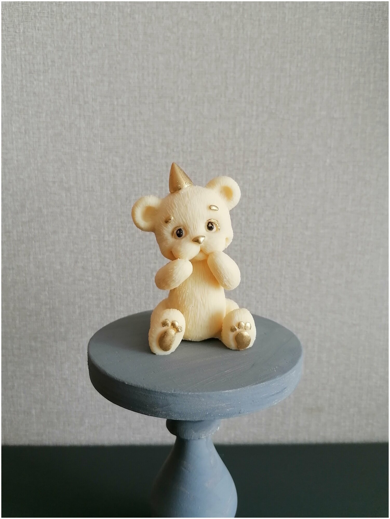 Шоколад белый бельгийский мишка в колпаке, подарок ручной работы, фигурка на торт, 80 гр - фотография № 3