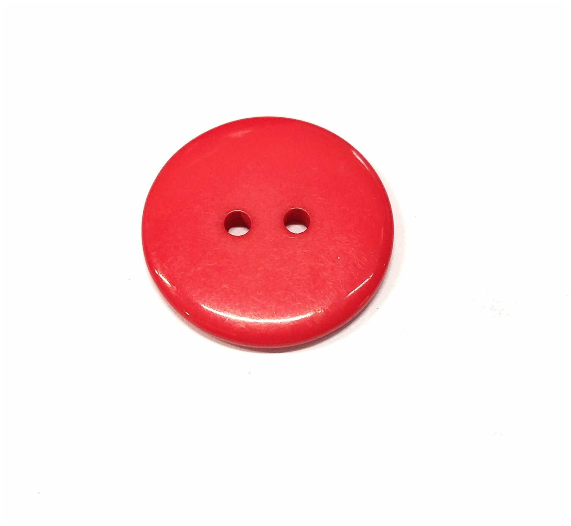 Пуговицы пластиковые красные с двумя отверстиями, 23мм - 10 штук.