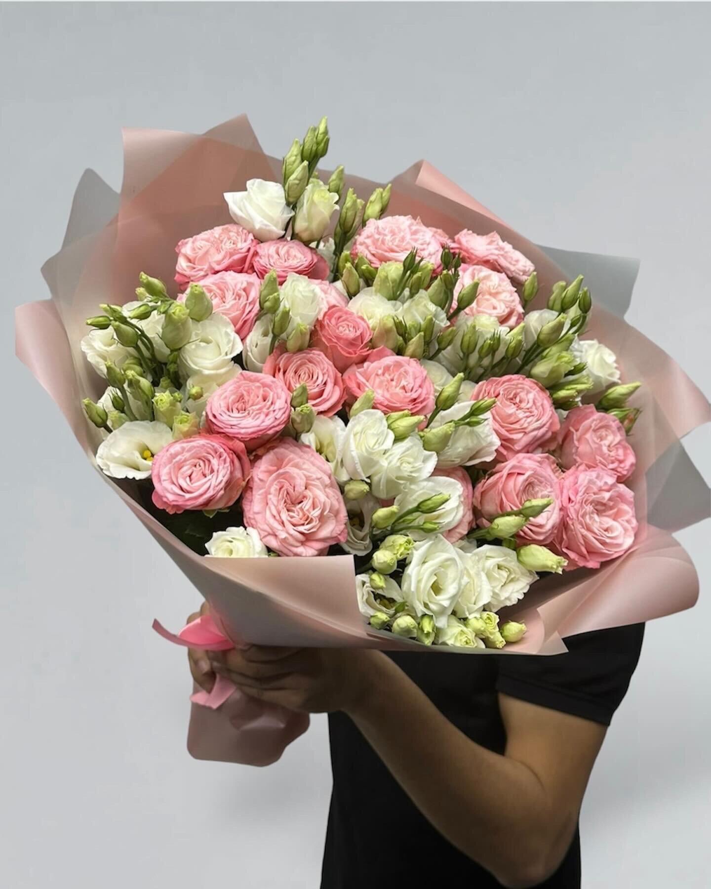 Букет "Мадам Бомбастик" эустома и розы