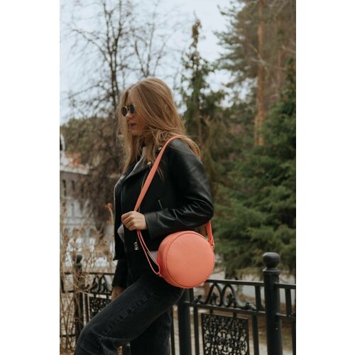 фото Сумка женская через плечо ol-brands маленькая круглая берграсс, желтая, 22x22x8 см